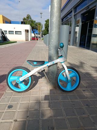 Bici sin pedales trainingbike azul y blanca