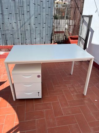 Escritorio blanco sin la cajonera