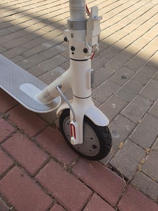 Patinete eléctrico blanco