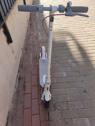 Patinete eléctrico blanco