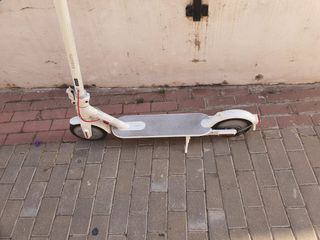 Patinete eléctrico blanco