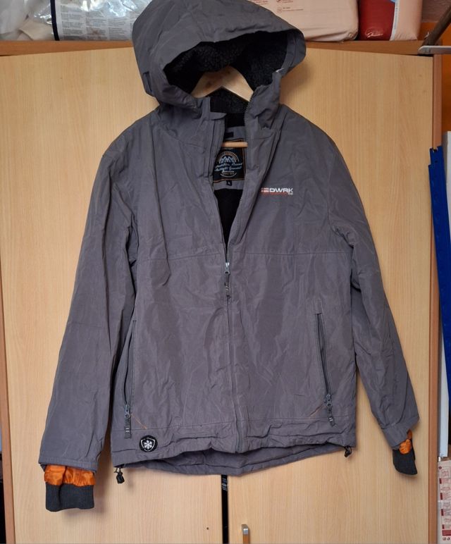 Chaqueta de invierno gris y naranja