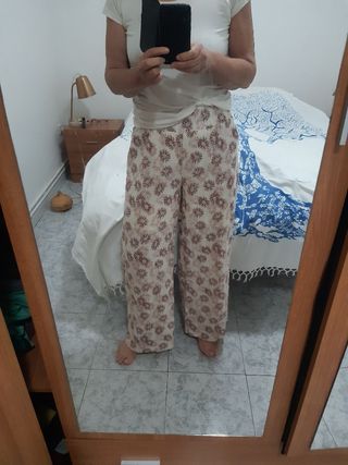 Pantalones anchos florales beige y marrones