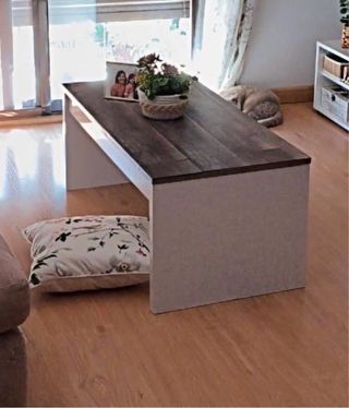 Mesa de salón madera marrón y blanca 