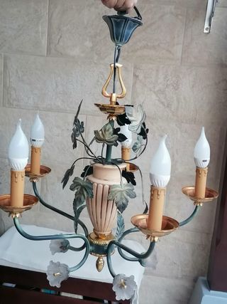 Lámpara de salón dorada y verde