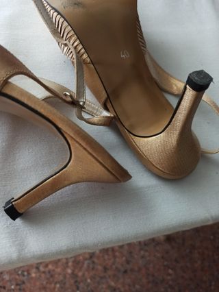Zapatos de tacón dorados vintage talla 39