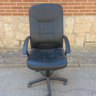 Silla de oficina negra de piel