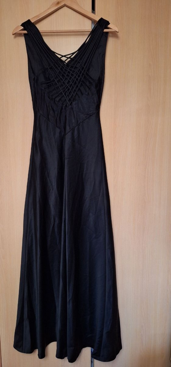 Vestido Negro Largo con Diseño en Espalda