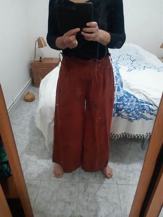 Pantalones anchos rojos con estampa dorada