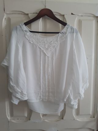 Blusa blanca con encaje
