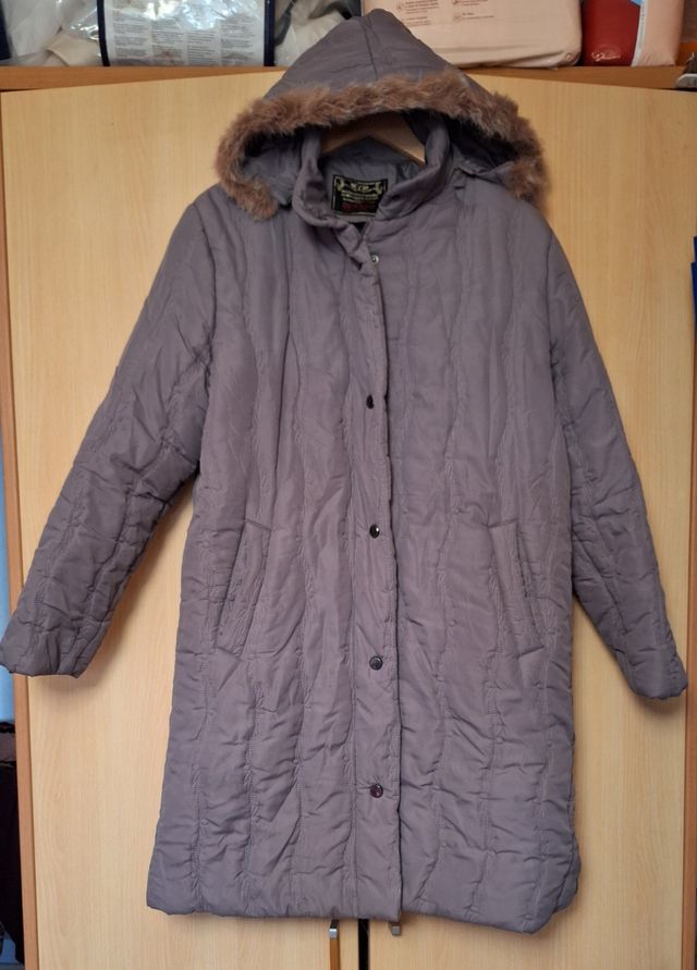 Abrigo mujer morado con capucha