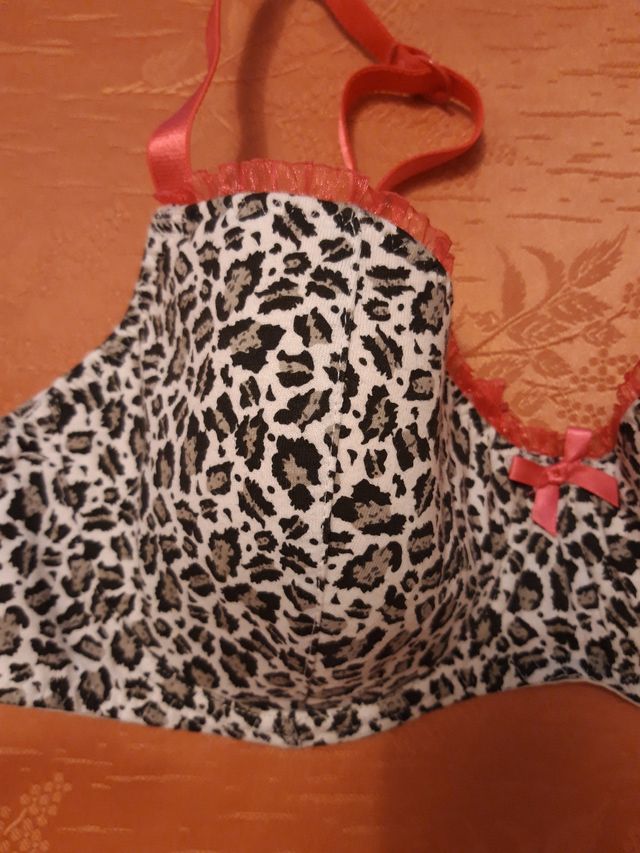 Sujetador estampado leopardo con detalles rosas