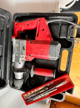 Taladro percutor con brocas