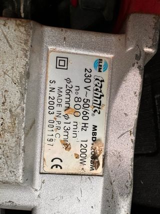 Taladro percutor con brocas