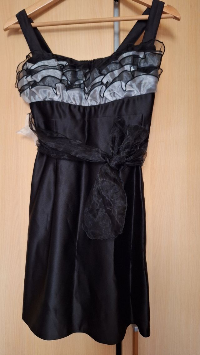 Vestido negro con volantes y lazo