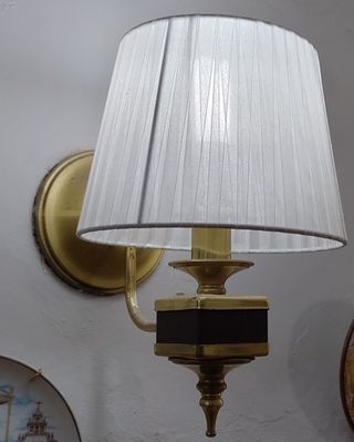 2 lámparas de pared dorada y blanca