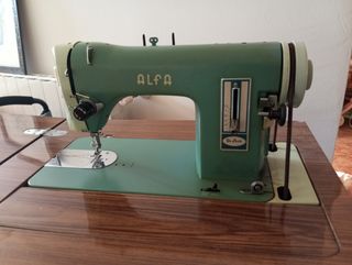 Máquina de coser Alfa antigua verde