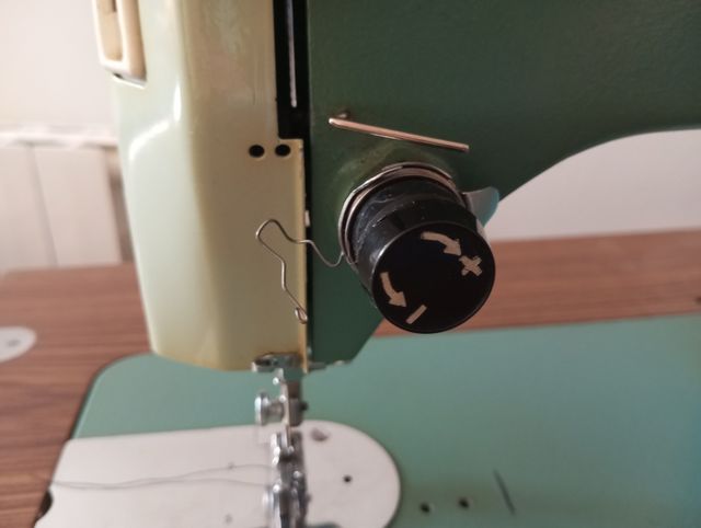 Máquina de coser Alfa antigua verde