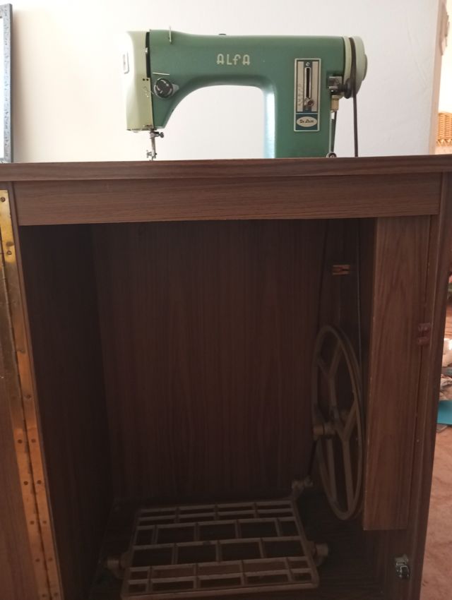 Máquina de coser Alfa antigua verde