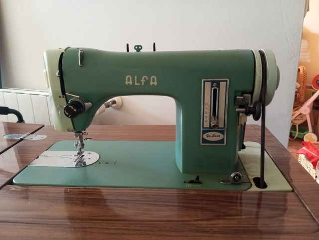 Máquina de coser Alfa antigua verde