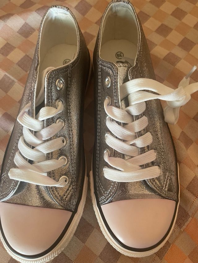 Zapatillas deportivas plateadas nuevas, sin estren