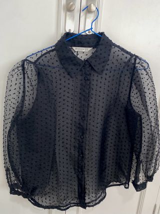Camisa negra Stradivarius con puntos