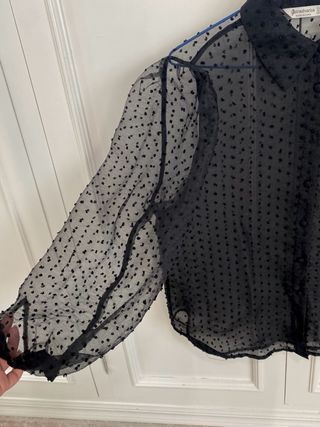 Camisa negra Stradivarius con puntos
