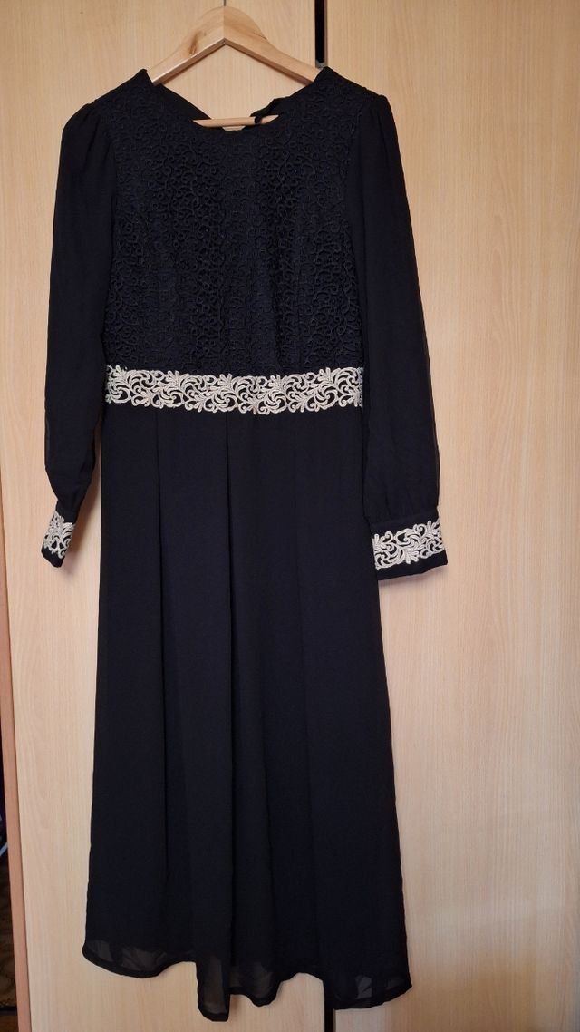 Vestido negro con detalles dorados
