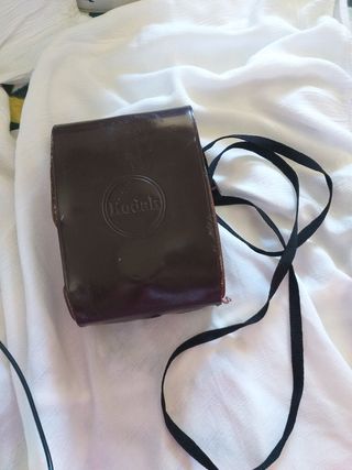 Cámara y funda Kodak. Marrón . Cámara Antigua.