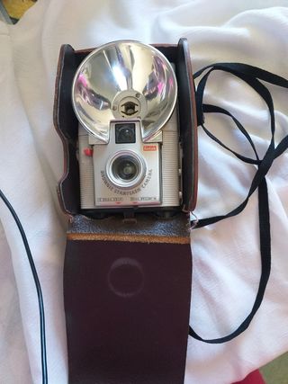 Cámara y funda Kodak. Marrón . Cámara Antigua.