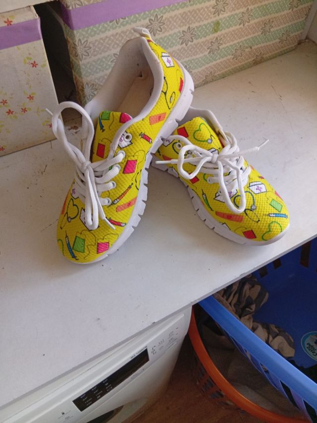 Zapatillas enfermera amarillas con dibujos