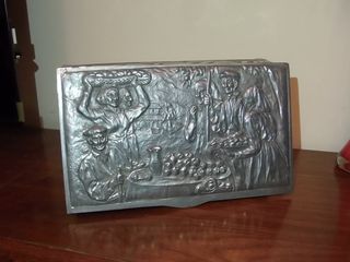 Antigua caja de plateada para joyas