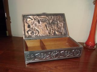 Antigua caja de plateada para joyas