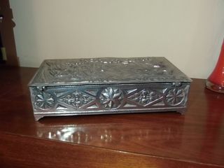 Antigua caja de plateada para joyas