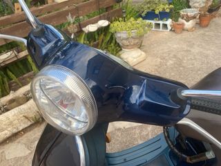 Vespa LX de 50cc. Ciclomotor azul
