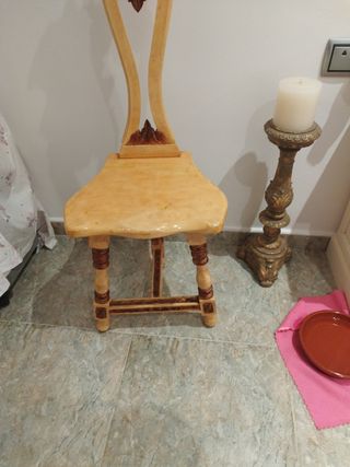 Bellissima vecchia sedia in legno in stile veneziano