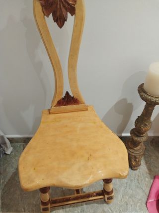 Bellissima vecchia sedia in legno in stile veneziano