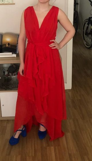 Vestido de fiesta rojo con volantes