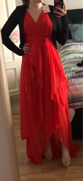 Vestido de fiesta rojo con volantes