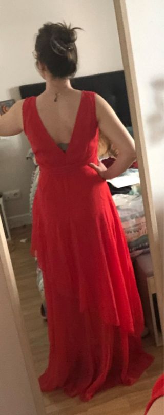 Vestido de fiesta rojo con volantes