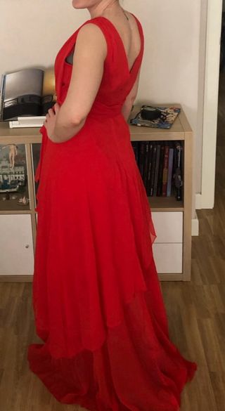 Vestido de fiesta rojo con volantes