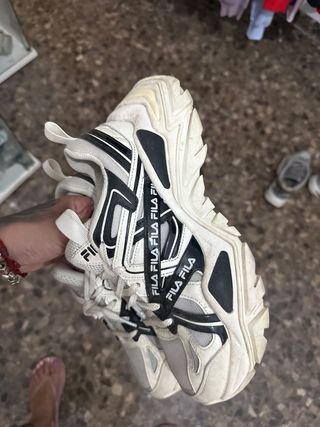 Zapatillas Fila Blancas y Negras