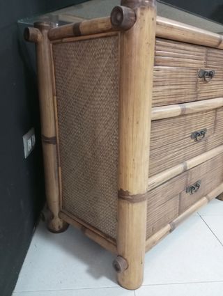 Cómoda de bambú con tapa de cristal