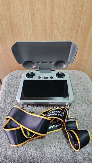 Mando DJI RC con accesorios.