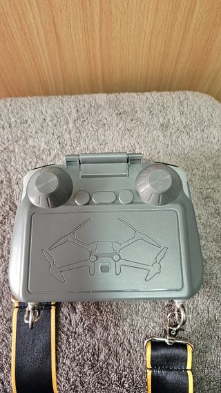 Mando DJI RC con accesorios.