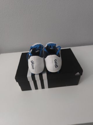 Zapatos de fútbol Adidas blancos y azules