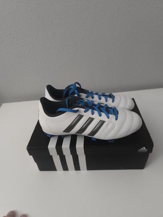 Zapatos de fútbol Adidas blancos y azules