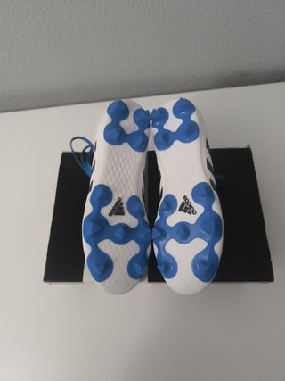 Zapatos de fútbol Adidas blancos y azules