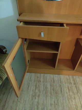 Recibidor de madera con espejo