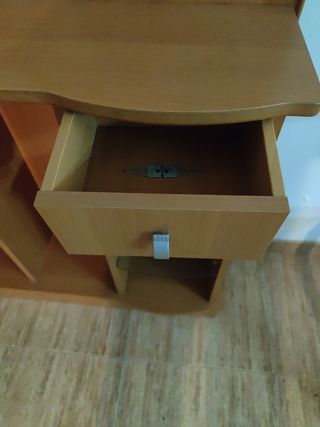 Recibidor de madera con espejo